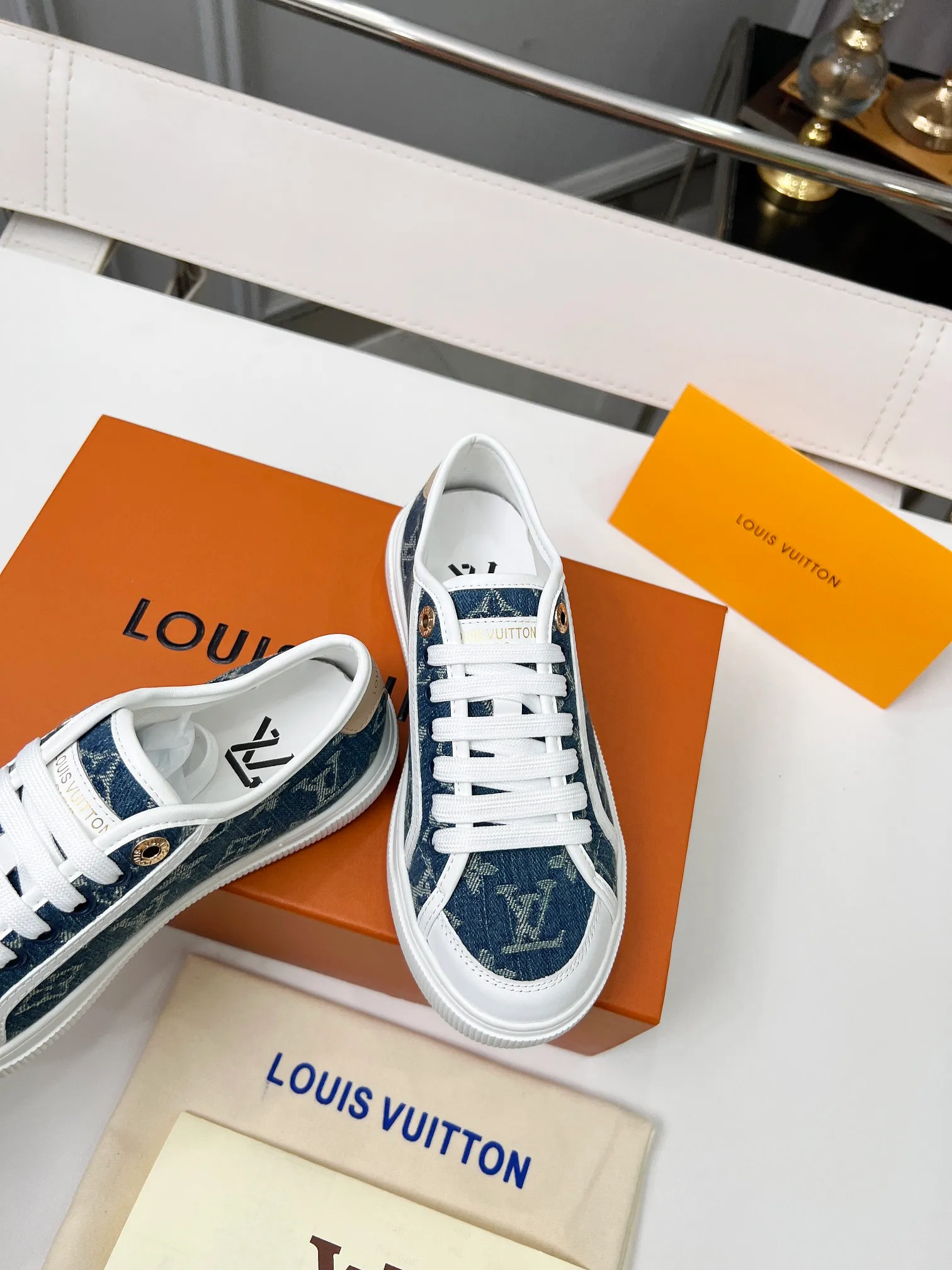 👟👟Ex-factory price 440👟👟 New arrival🆕 The hottest early spring model is coming. LV Lagoon sneakers are made of Monogram denim, injecting a retro flavor into the classic design. Leather trimmings pop out with the Louis Vuitton logo, while stenciled eyelets, trim and laces add to the refined details, and a rubber outsole embellished with Monogram flowers completes the look. Code number: 35~41, multiple colors available! Oil edges + TPU outsole + drawer box packaging